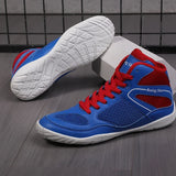 Chaussure de boxe bleu roi et rouge, semelle blanche visible