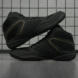 Paire de chaussures de boxe noires posée au sol