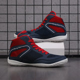 Chaussures de boxe bleu marine et rouge posées sur un bloc