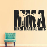 Sticker mural MMA au-dessus d'une chaise turquoise