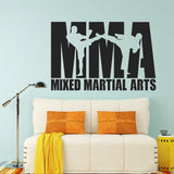 Sticker mural MMA au-dessus d'un canapé et d'un plaid jaune
