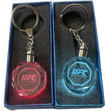 Porte-clés lumineux UFC en cristal octogonal, LED rouge et bleue, dans leur boîte cadeau