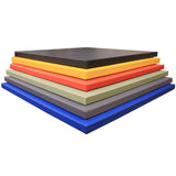 Pile de tatamis vinyle lisse en six coloris : noir, jaune, orange, sable, gris et bleu