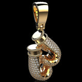 Pendentif gants de boxe plaqué or serti, vue trois quarts, bélière ouvrante et lacets sculptés