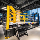 Ring de boxe sur podium pour salle de fitness