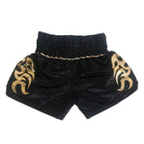 Short muay-thaï noir à lettrage MUAY THAI, vue de dos, flammes dorées sur les deux jambes
