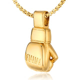 Pendentif gant MMA finition or jaune, mention MMA gravée à la verticale sur le dos du gant
