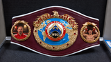 Ceinture WBO personnalisée, cuir bordeaux, portrait et photo de boxeur bras levés dans les deux médaillons latéraux