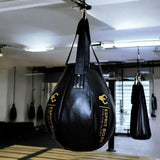 Sac poire à uppercut Esprit Boxe suspendu par sangles, marque Esprit Boxe dorée sur le ventre