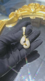 Présentation du bijou en forme de gant couleur or et serti de diamants