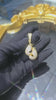 Présentation du bijou en forme de gant couleur or et serti de diamants
