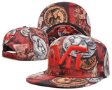Casquette TMT dorée, imprimé billets et pièces sur fond rouge
