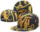 Casquette TMT dorée, imprimé clés dorées sur fond noir