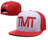 Casquette TMT rouge et blanche, monogramme brodé rouge en relief