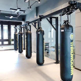 Rail de convoyage à portiques en club de boxe, plusieurs sacs alignés sur chariots