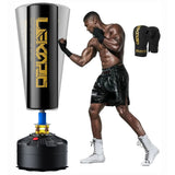 Sac de frappe sur pied noir à lettrage doré, colonne à ressorts et socle lesté, Anthony Joshua en garde à côté