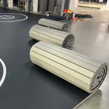 Tapis Flexi-Roll en cours de pose dans une salle de sport