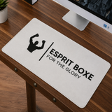 Tapis de souris boxe XXL écru posé sur un bureau, marque Esprit Boxe et mention FOR THE GLORY en noir