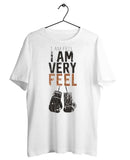 T-shirt de boxe blanc Oleksandr Usyk, motif typographique I AM FEEL I AM VERY FEEL au-dessus d'une paire de gants suspendus