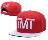 Casquette TMT rouge à visière blanche, monogramme brodé blanc