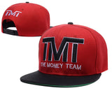 Casquette TMT rouge à visière noire, monogramme noir cerné de blanc