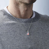 Pendentif gant de boxe USA porté au cou