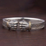Bracelet jonc boxe double poings, corps méplat à surface martelée