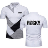 Polo de boxe blanc au style Rocky Balboa, empiècements géométriques et marquage ROCKY dans le dos