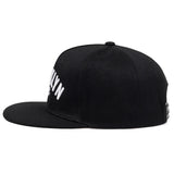 Casquette Brooklyn de profil, visière plate de 7 cm