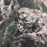 Bague gant de boxe argentée, vue rapprochée de l'anneau ajouré