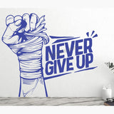Sticker Never Give Up poing bandé en vinyle bleu sur mur clair