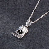 Pendentif main bandée de boxe, vue trois quarts, quatre doigts modelés séparément