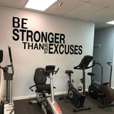 Sticker Be Stronger Than Your Excuses posé sur un mur de salle de cardio