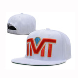Casquette TMT diamant vue de face, lettrage rouge sur fond blanc