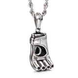 Pendentif main bandée de boxe en acier noirci, bande enroulée au poignet et boucle de pouce