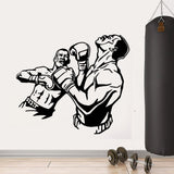 Sticker uppercut boxe sur mur clair avec sac de frappe et haltères