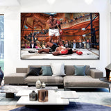Tableau Ali vs Liston revisité, boxeur au tapis dans une salle de spectacle dorée