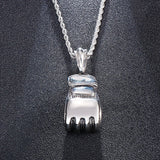 Pendentif main bandée de boxe porté sur sa chaîne maille corde