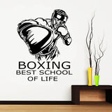 Sticker Boxing Best School of Life posé au-dessus d'une console en bois