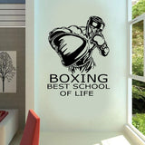 Sticker Boxing Best School of Life posé sur un mur clair près d'une fenêtre