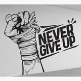 Sticker mural Never Give Up avec poing bandé, vinyle noir sur mur clair