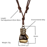 Plan coté du pendentif gant de boxe bronze : 42 x 23 mm, cordon réglable de 45 à 90 cm