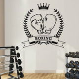 Sticker mural boxe gants et couronne de laurier posé dans une salle de musculation