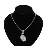 Pendentif gants de boxe zircons argenté sur sa chaîne maille corde