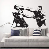Sticker mural Mike Tyson en vinyle noir posé au-dessus d'un canapé