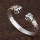 Bracelet jonc boxe double poings, finition argent patinée, vue de trois quarts