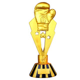 Trophée boxe constitué d'un gant de boxe sur une statue étoilée, finition or