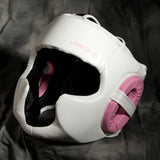 Casque de boxe femme blanc et rose, version ouverte, protections de joues et d'oreilles