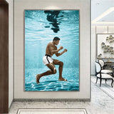 Tableau Mohamed Ali piscine, boxeur en garde sous l'eau turquoise, affiche dans un salon