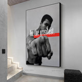 Tableau Mohamed Ali be the greatest, poing nu tendu vers l'objectif, bandeau rouge